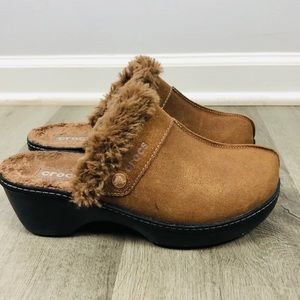 Crocs 16288 Womens Cobbler Fuzz Faux Fur Lined Brown Clogs Mules Sz 9w